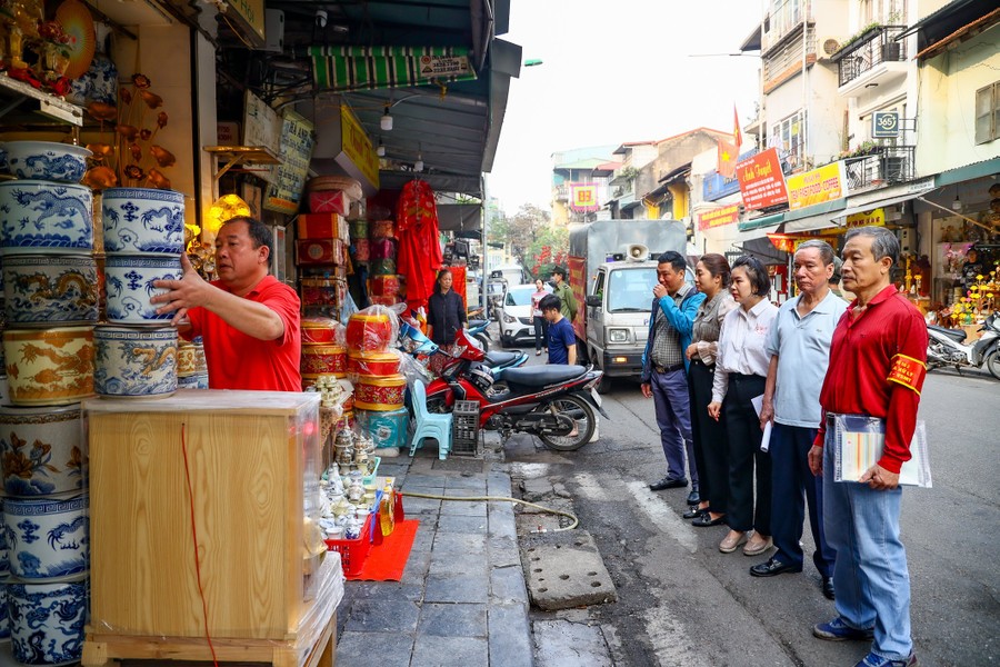 Hoàn Kiếm có 12 tuyến phố kiểu mẫu về trật tự đô thị, xử lý dứt điểm 35 điểm trông giữ xe không phép