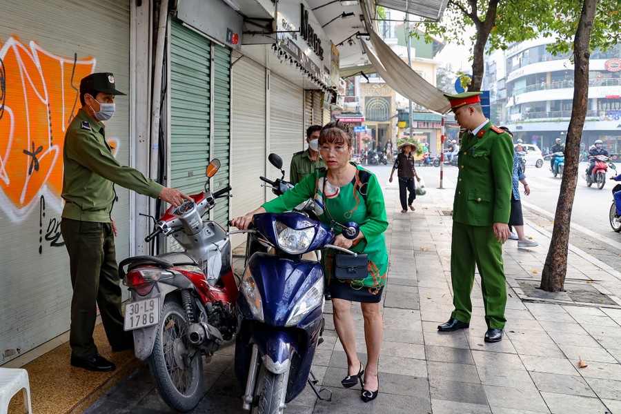 Hoàn Kiếm có 12 tuyến phố kiểu mẫu về trật tự đô thị, xử lý dứt điểm 35 điểm trông giữ xe không phép