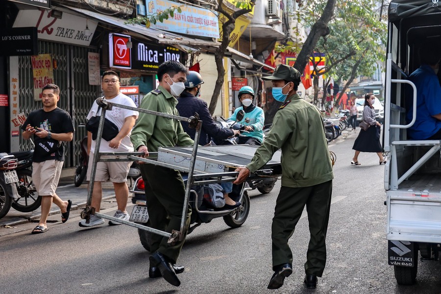 Hoàn Kiếm có 12 tuyến phố kiểu mẫu về trật tự đô thị, xử lý dứt điểm 35 điểm trông giữ xe không phép