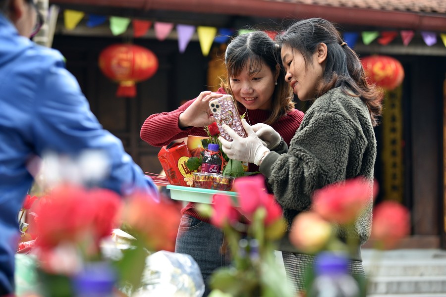 Giới trẻ Hà Thành nô nức đi lễ cầu duyên trong ngày Lễ Tình yêu Valentine 2023