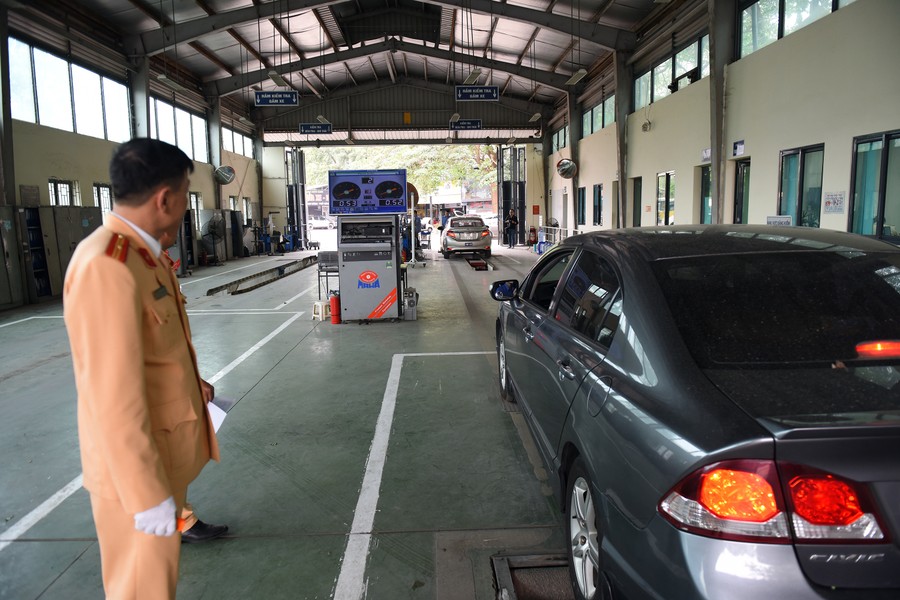 Xem Cảnh sát giao thông hỗ trợ các trung tâm đăng kiểm ở Hà Nội