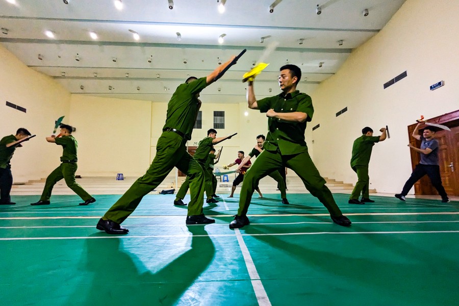Xem nữ Công an Thủ đô khổ luyện võ thuật trên thao trường 