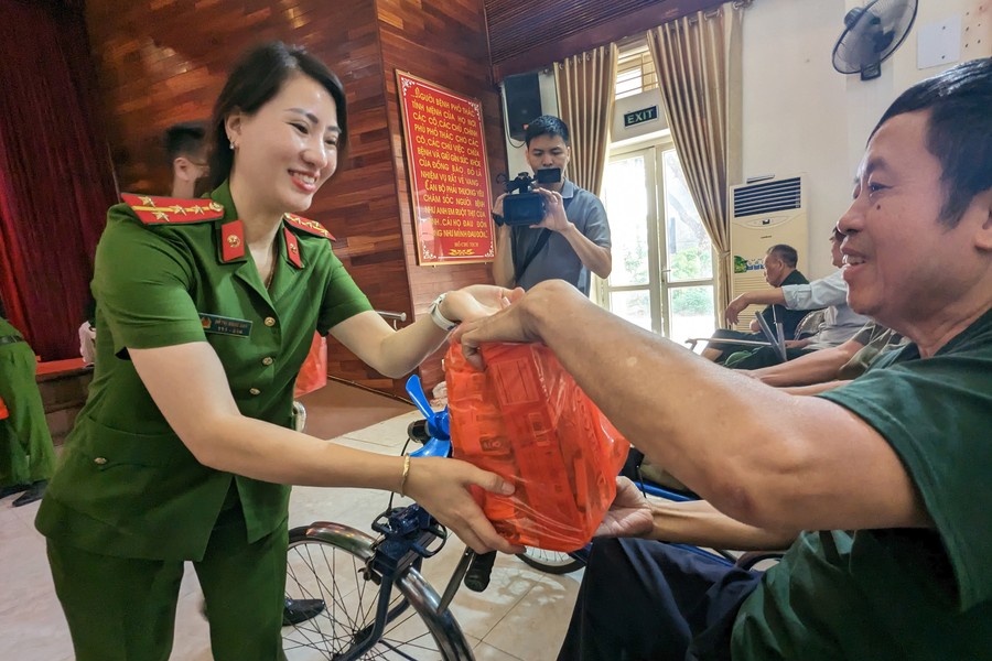 Thanh niên Công an Hà Nội mang những món quà đặc biệt tới Trung tâm Điều dưỡng Thương binh nặng lớn nhất nước