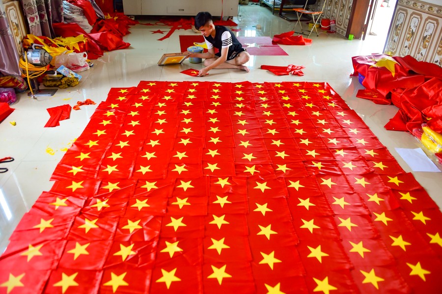 Gần ngày Quốc khánh, về thăm làng nghề hơn 70 năm may cờ Tổ quốc ở Hà Nội