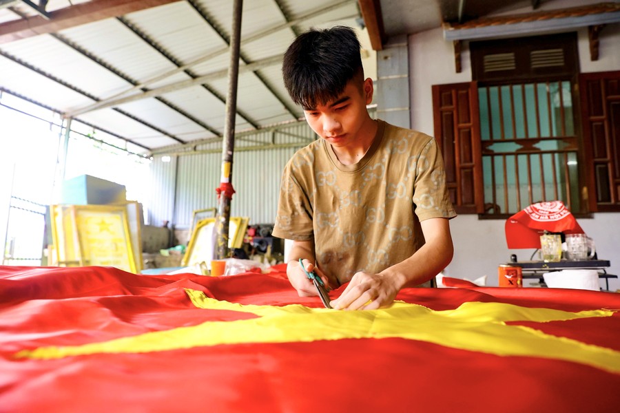 Gần ngày Quốc khánh, về thăm làng nghề hơn 70 năm may cờ Tổ quốc ở Hà Nội