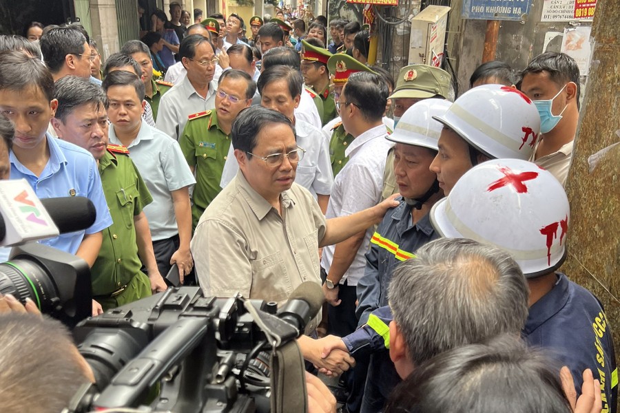 Thủ tướng động viên lực lượng cảnh sát PCCC tại hiện trường vụ cháy chung cư mini