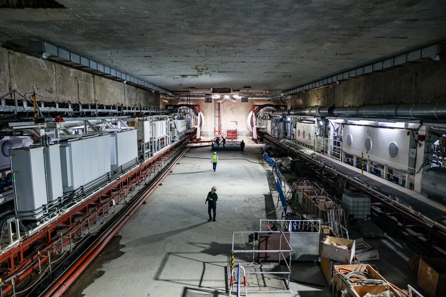 Ga ngầm Trần Hưng Đạo đang hoàn trả mặt đường, robot khổng lồ sẵn sàng đào hầm dài 4km