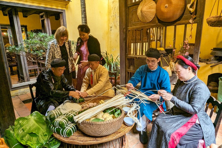 Đến ngôi nhà di sản xem người Hà Nội gói bánh chưng truyền thống Tết Giáp Thìn 2024