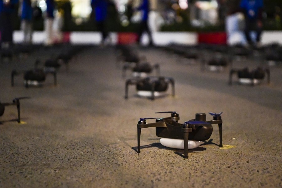 2024 drone vào vị trí, sẵn sàng cho buổi trình diễn độc đáo đêm Giao thừa bên Hồ Tây