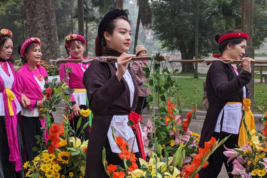 Màn quay kiệu độc đáo của nữ trung niên làng hoa lâu đời nhất nhì Thủ đô