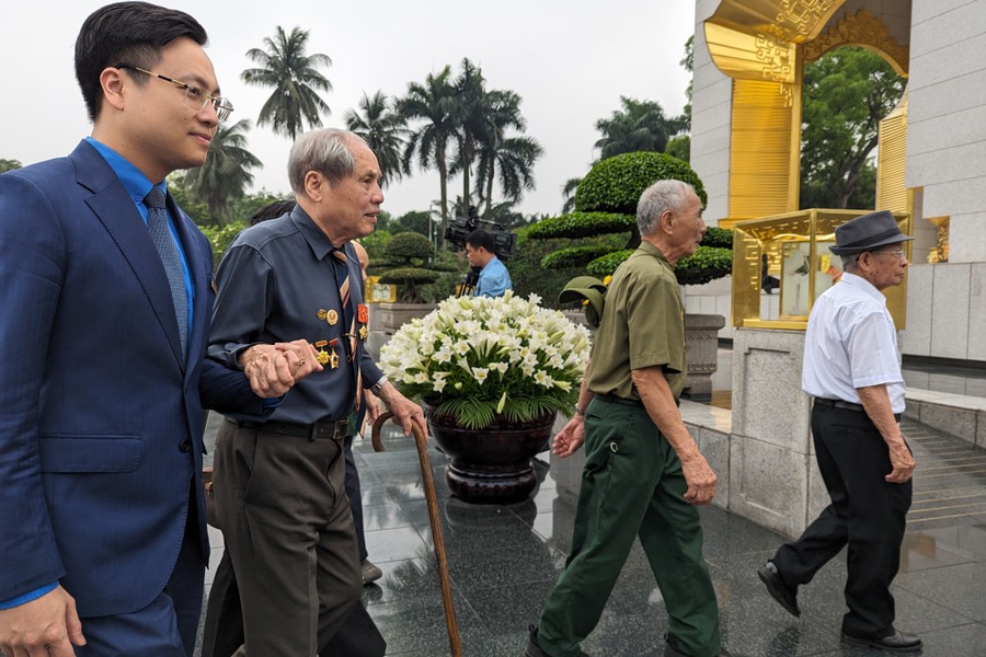 Đoàn đại biểu TP Hà Nội vào lăng viếng Chủ tịch Hồ Chí Minh, tưởng nhớ các anh hùng, liệt sỹ