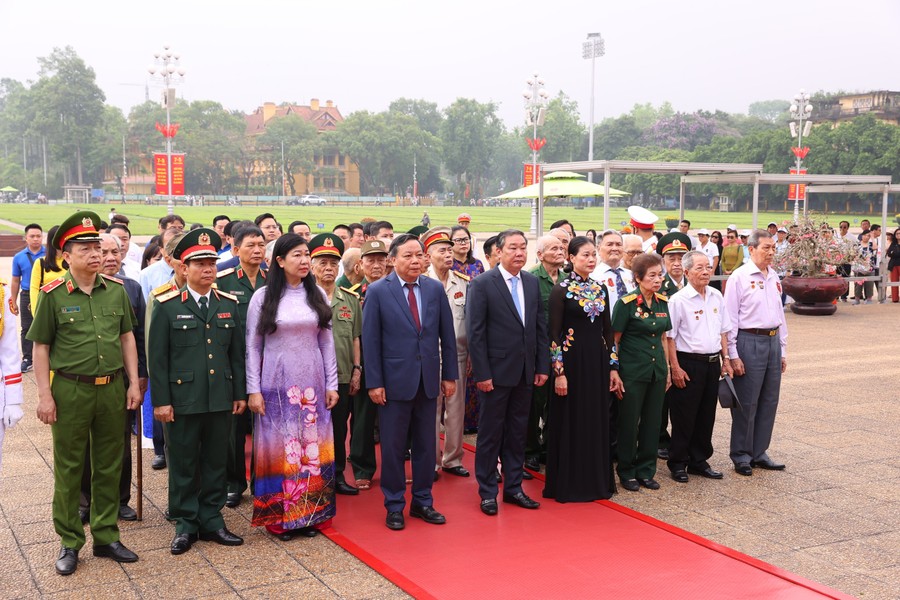 Đoàn đại biểu TP Hà Nội vào lăng viếng Chủ tịch Hồ Chí Minh, tưởng nhớ các anh hùng, liệt sỹ