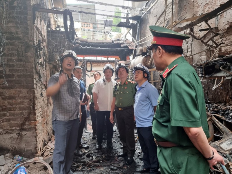 Phó Thủ tướng kiểm tra hiện trường, chỉ đạo khắc phục hậu quả vụ cháy ở Trung Kính