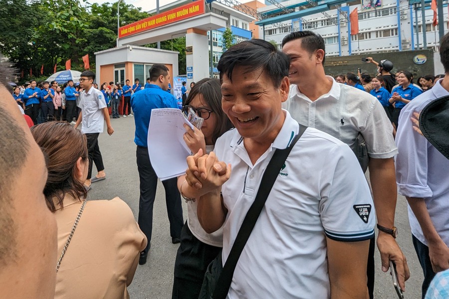 Sĩ tử Hà Nội cười rạng rỡ, phụ huynh thở phào khi kết thúc môn thi Ngữ văn