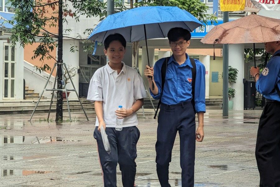 Thí sinh đầy tự tin khi hoàn thành bài thi môn Toán tuyển sinh lớp 10 Hà Nội 