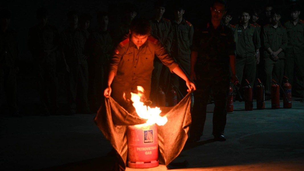 Sinh viên Trường Đại học Điện lực hào hứng tham gia thực hành chữa cháy