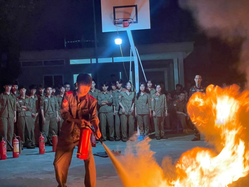 Sinh viên Trường Đại học Điện lực hào hứng tham gia thực hành chữa cháy