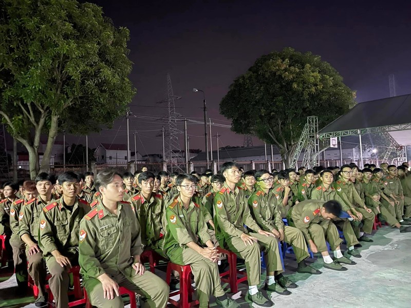 Sinh viên Trường Đại học Điện lực hào hứng tham gia thực hành chữa cháy