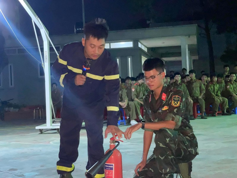 Sinh viên Trường Đại học Điện lực hào hứng tham gia thực hành chữa cháy