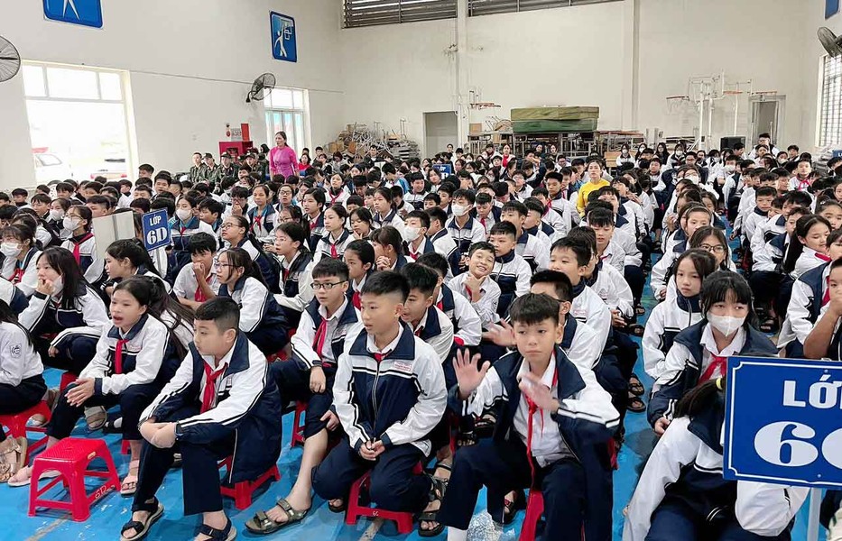 Hàng trăm học sinh hào hứng thực hành các tình huống phòng, tránh bạo lực học đường