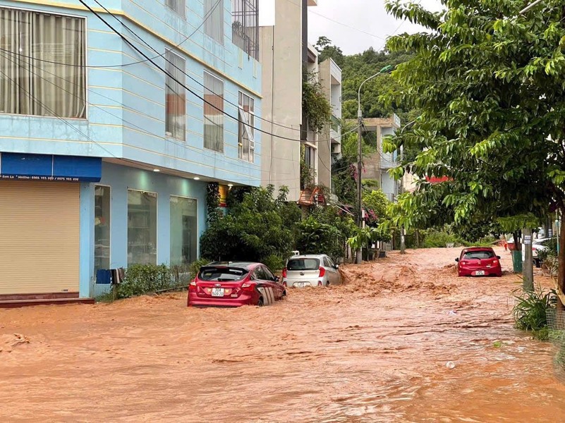 Toàn cảnh thành phố Sơn La chìm trong nước lũ