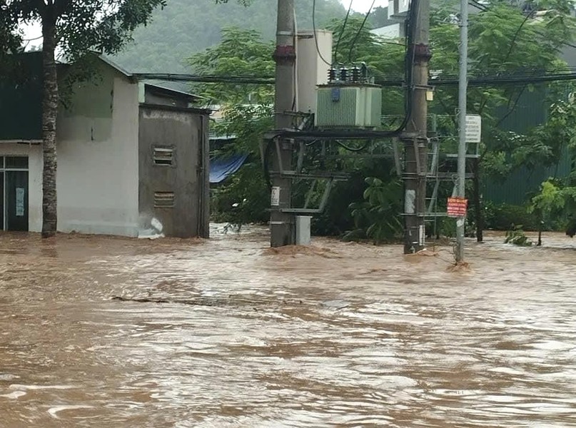 Toàn cảnh thành phố Sơn La chìm trong nước lũ