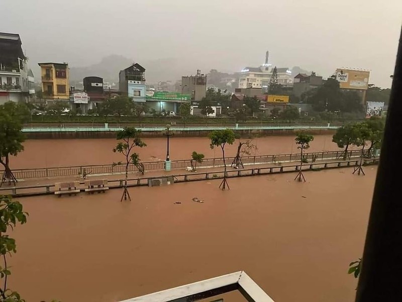 Toàn cảnh thành phố Sơn La chìm trong nước lũ