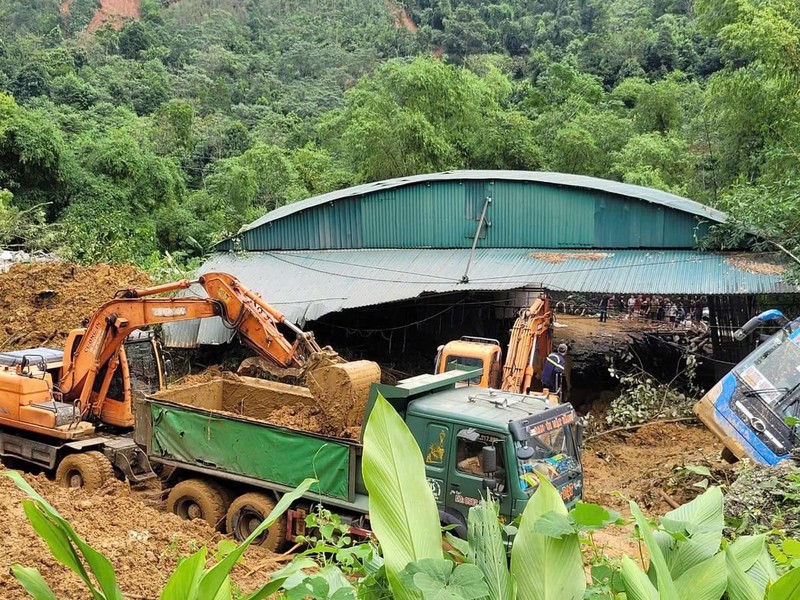 Cận cảnh tìm người mất tích, trục vớt các xe ô tô bị sạt lở đất cuốn trôi ở Hà Giang