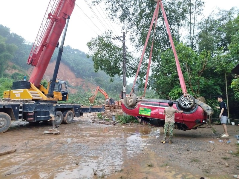 Cận cảnh tìm người mất tích, trục vớt các xe ô tô bị sạt lở đất cuốn trôi ở Hà Giang