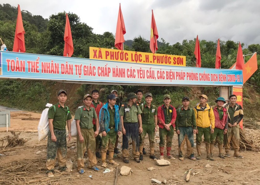 Công an gùi hàng, băng rừng vượt lũ tiếp tế lương thực tới địa bàn bị cô lập 