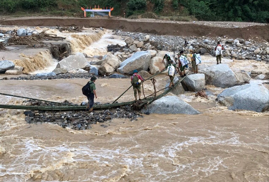 Công an gùi hàng, băng rừng vượt lũ tiếp tế lương thực tới địa bàn bị cô lập 