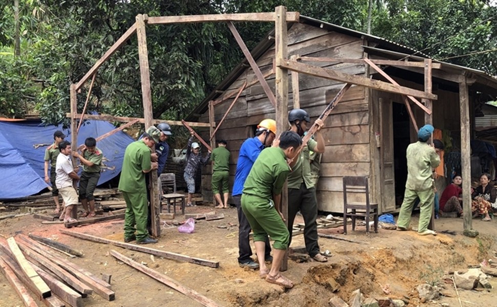 Công an gùi hàng, băng rừng vượt lũ tiếp tế lương thực tới địa bàn bị cô lập 