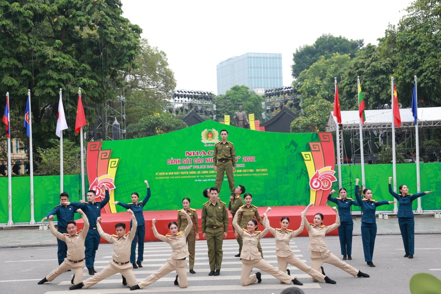 Hồ Gươm rộn ràng không khí Nhạc hội Cảnh sát các nước ASEAN+ 2022