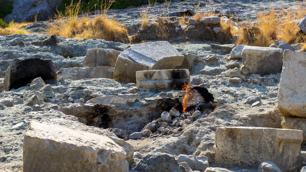 Những hòn đá tự cháy liên tục hàng nghìn năm không tắt 