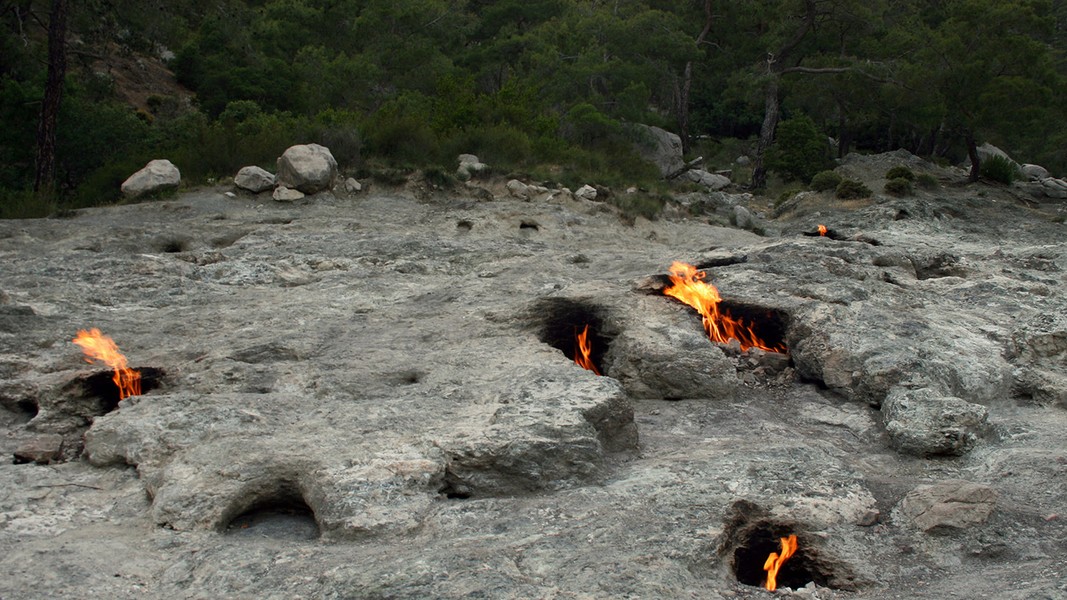 Những hòn đá tự cháy liên tục hàng nghìn năm không tắt 