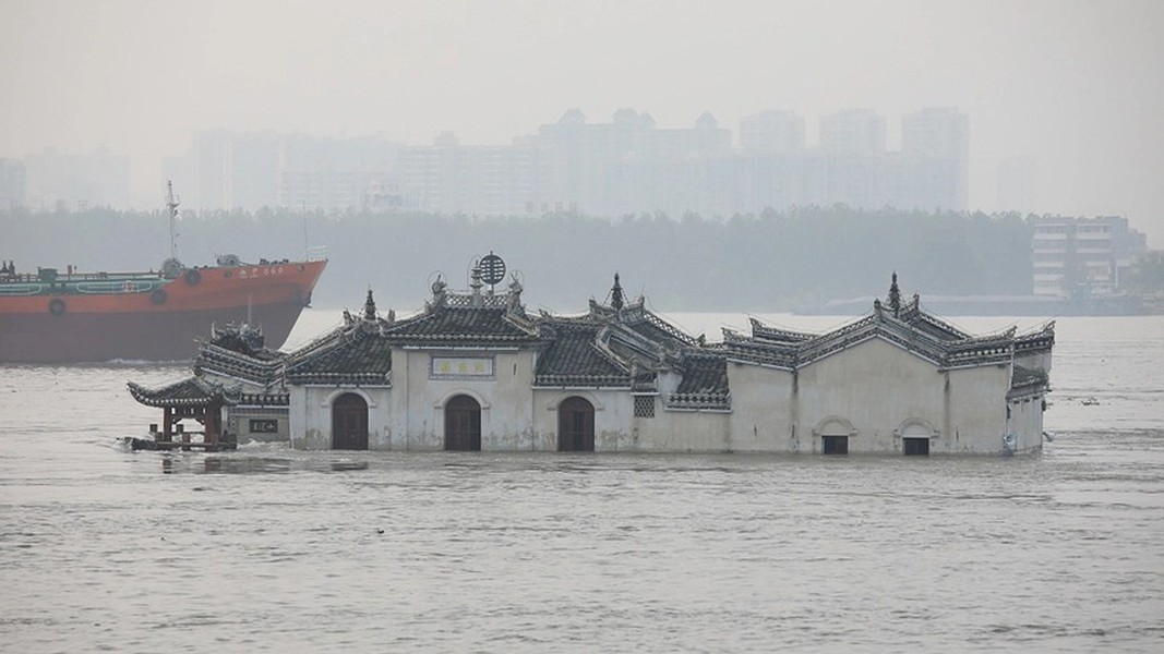 Bí ẩn ngôi chùa đứng vững giữa lòng sông hơn 700 năm 