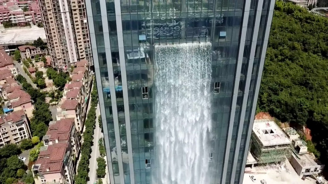 Thác nước nhân tạo lớn nhất thế giới, chảy xuống từ tòa nhà chọc trời