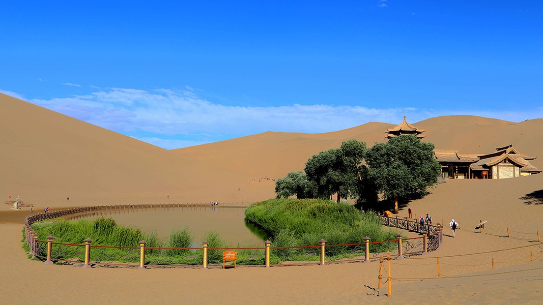 Bí ẩn hồ nước trên sa mạc không bao giờ cạn suốt 2.000 năm