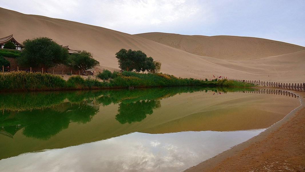 Bí ẩn hồ nước trên sa mạc không bao giờ cạn suốt 2.000 năm