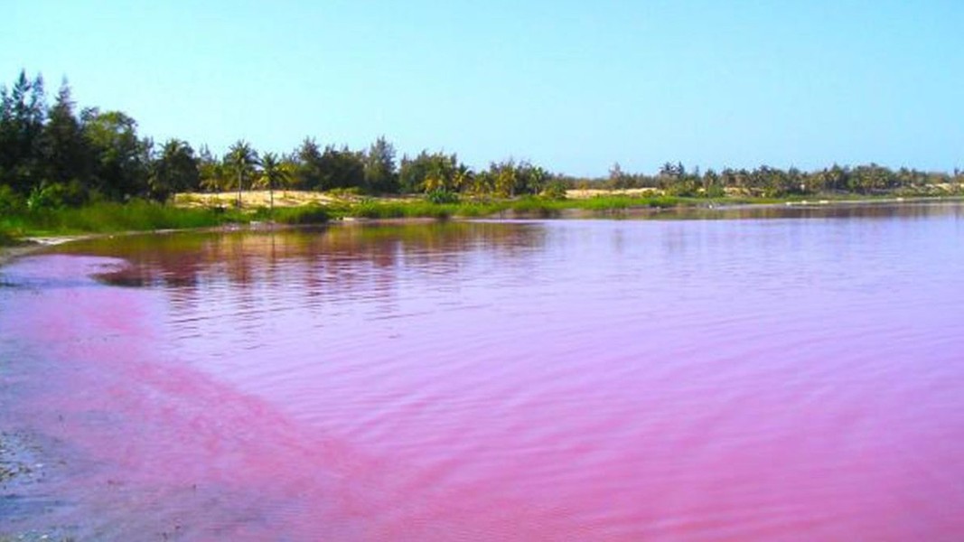 Khám phá những hồ nước trên thế giới mang sắc màu kỳ thú