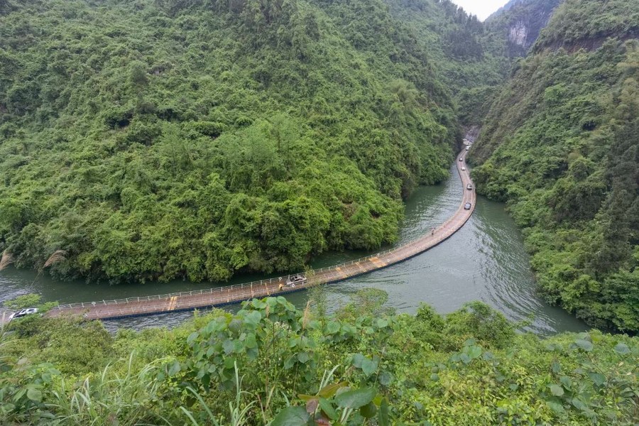 Kỳ lạ, cầu gỗ nổi giữa sông chịu được sức nặng 10.000 người, dù không có trụ chống