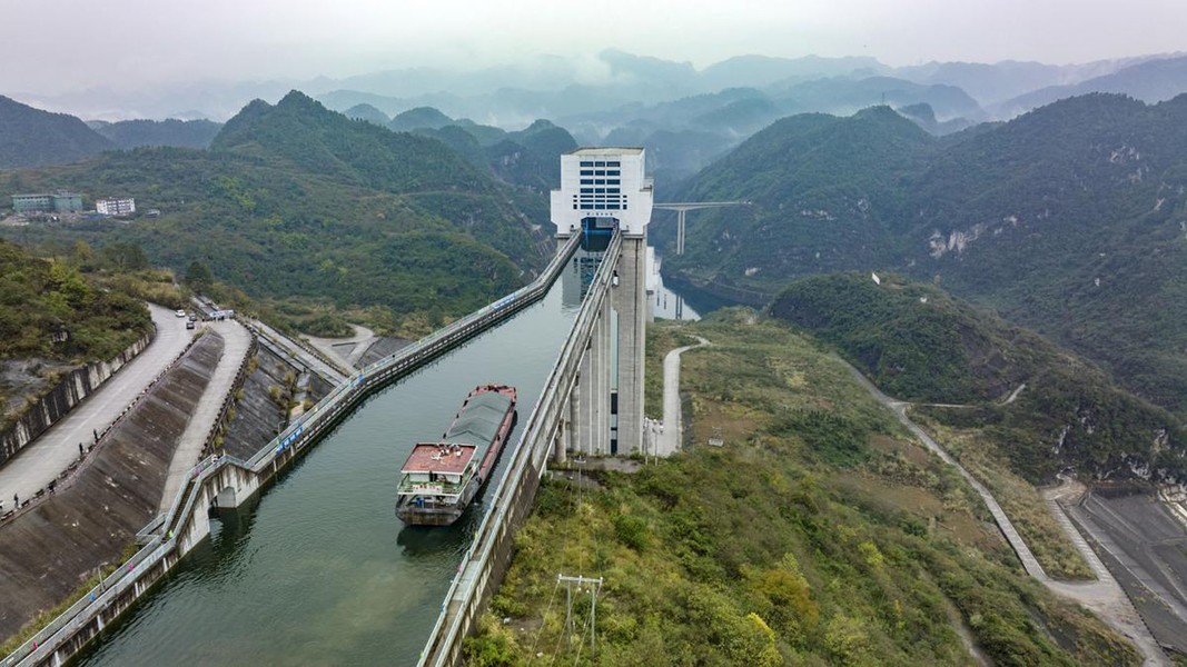 Nơi những con tàu thuỷ hàng trăm tấn “đi” trên… núi