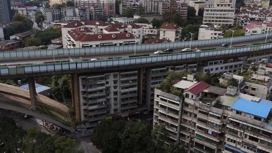 Độc đáo cầu cao tốc nằm trên nóc các tòa nhà chung cư