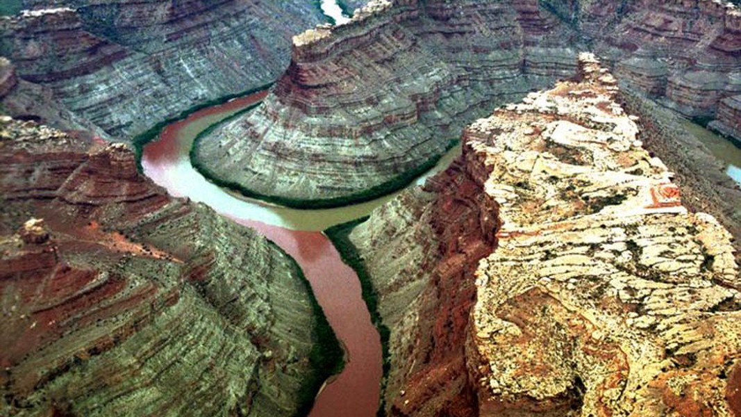 Những dòng sông đặc biệt, có hai màu nước khác biệt