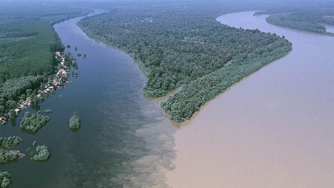 Những dòng sông đặc biệt, có hai màu nước khác biệt