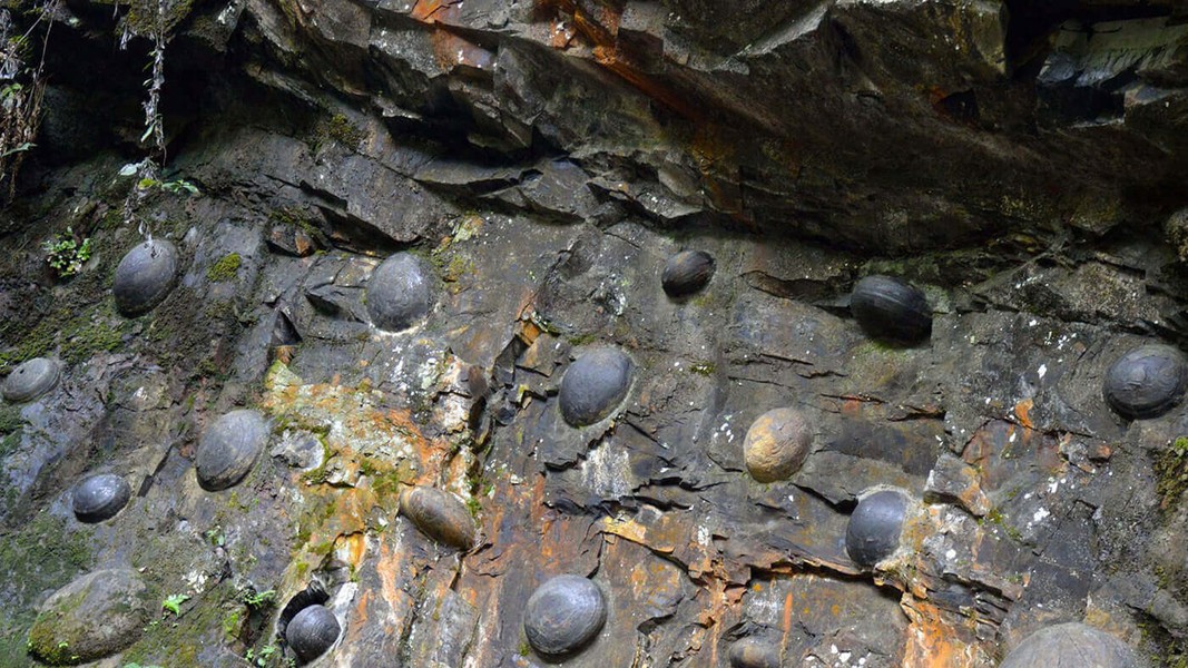 Bí ẩn vách núi 30 năm lại sinh một quả trứng đá