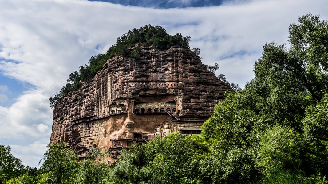 Kỳ quan chùa cổ nghìn năm tạc thẳng vào vách núi 