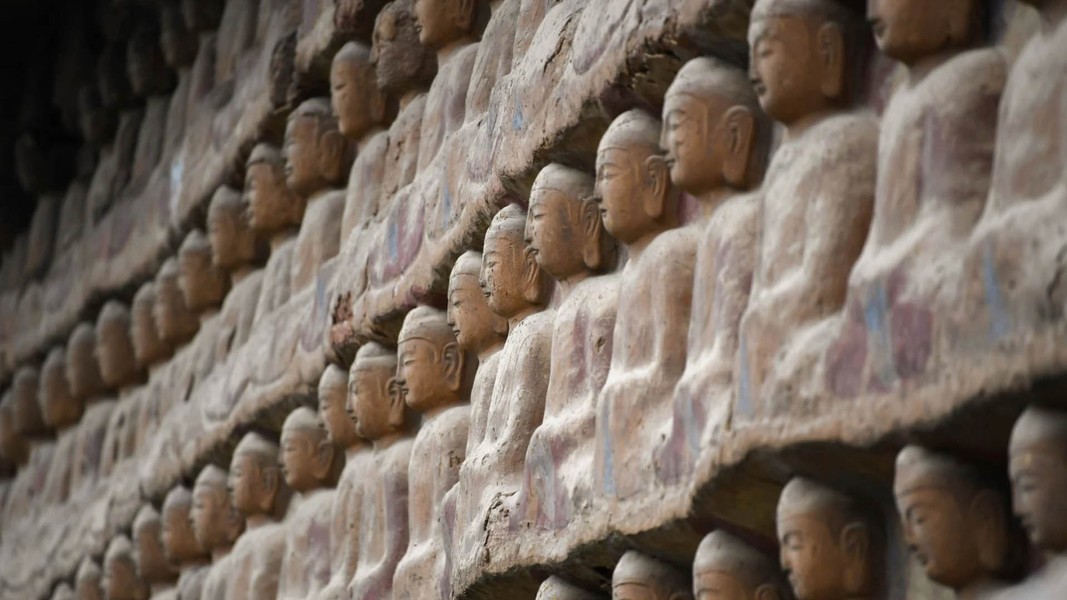 Kỳ quan chùa cổ nghìn năm tạc thẳng vào vách núi 