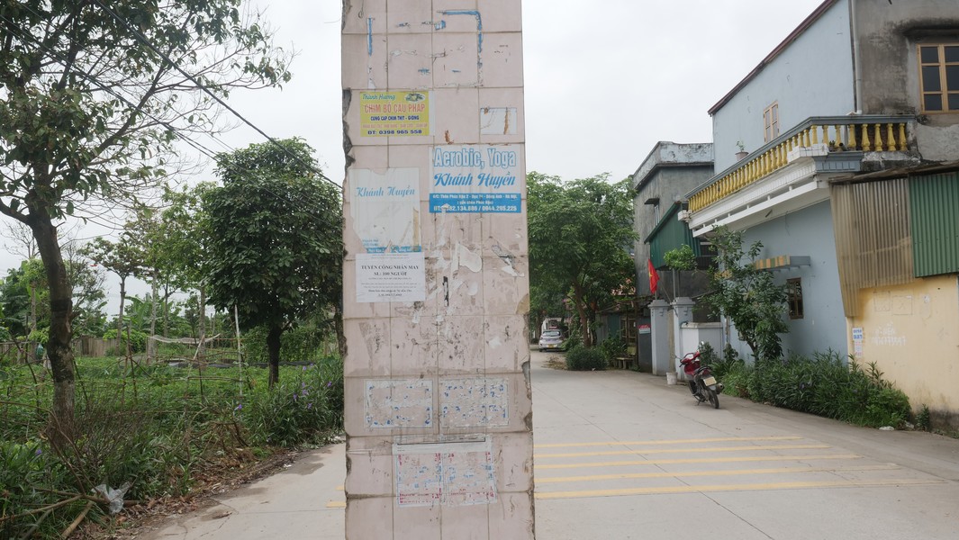 Đông Anh: Quảng cáo rác tràn lan trên cột điện 