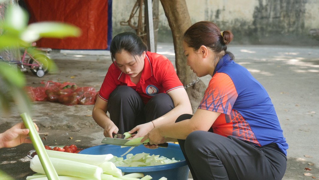 Những suất ăn tràn đầy tình yêu thương